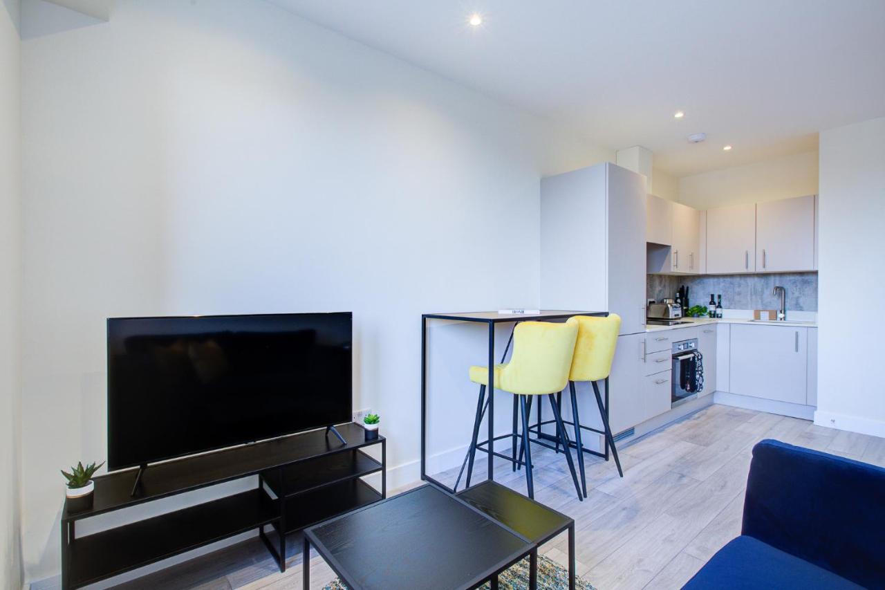 Ferienwohnung Hybrid Resi - London, Sutton With Onsite Car Parking Cheam Exterior foto