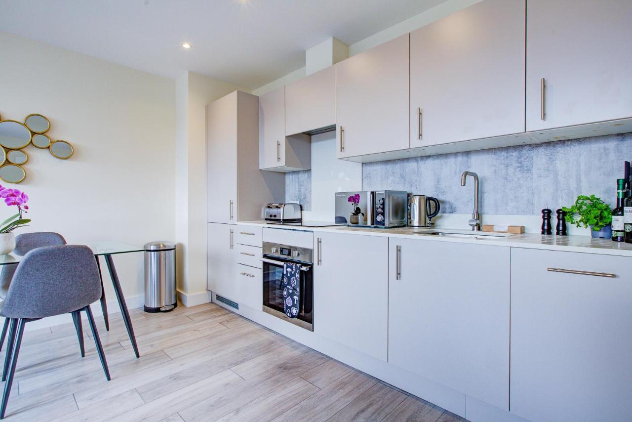 Ferienwohnung Hybrid Resi - London, Sutton With Onsite Car Parking Cheam Exterior foto